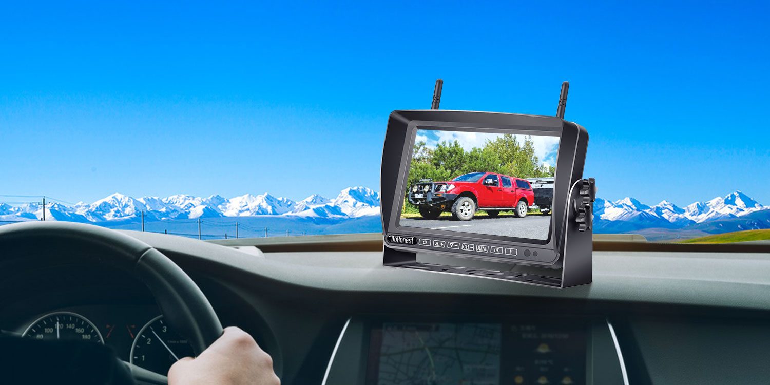 DoHonest 7-inch monitor under a blue sky